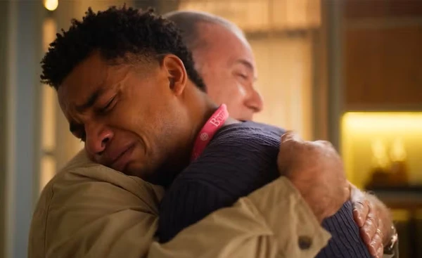 Samuel abraçando o pai adotivo Abel