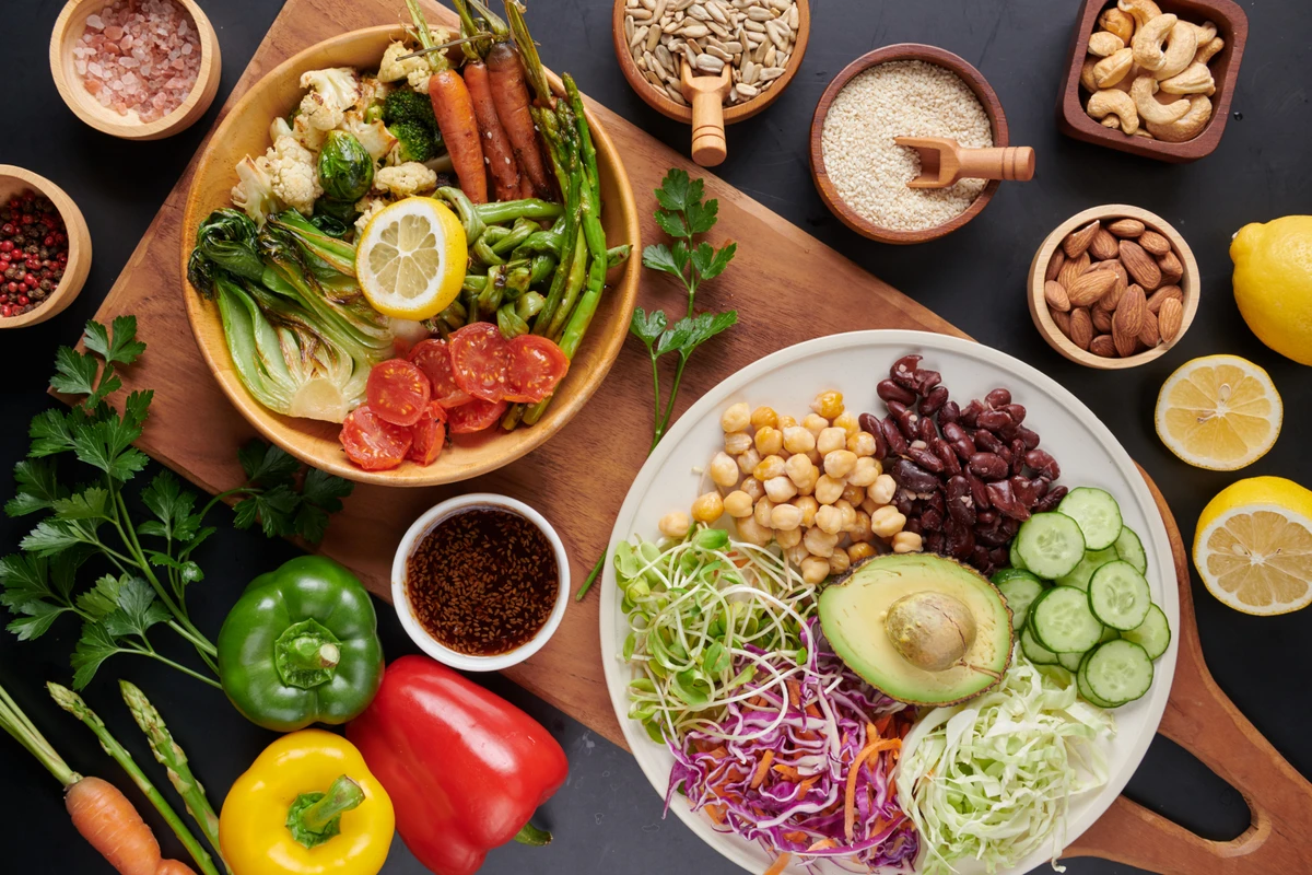Vegan protein source. Buddha bowl dish, avocado, pepper, tomato, cucumber, red cabbage, chickpea, fresh lettuce salad and walnuts, nuts, beans, . Healthy vegetarian eating, super food. Top view. por Reprodução | Freepik