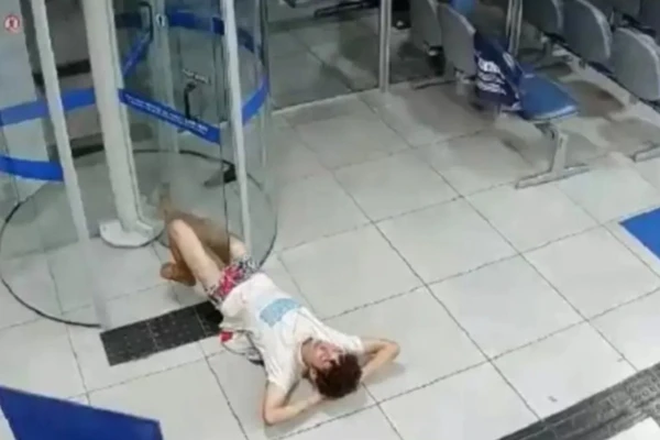 Suspeito ficou preso em porta