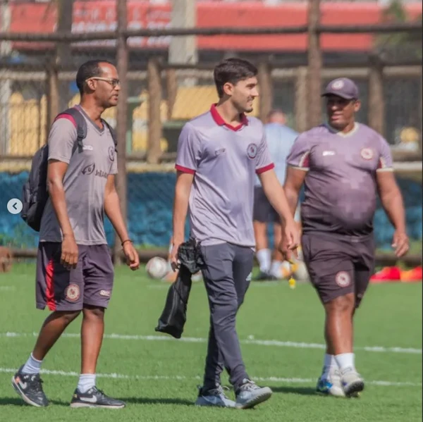 Uelliton aparece com alguns quilinhos a mais por Divulgação