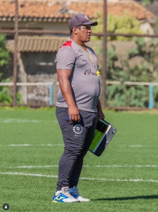 Uelliton aparece com alguns quilinhos a mais por Divulgação