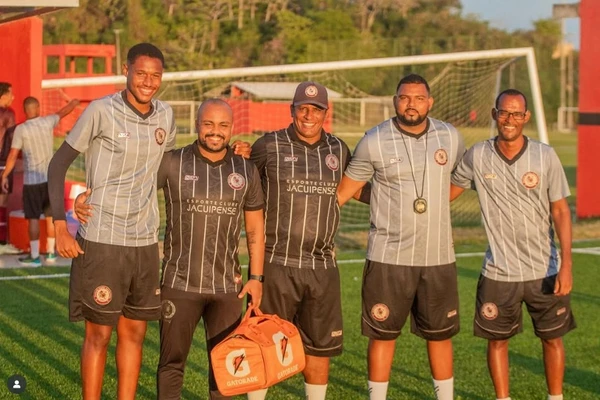 Uelliton aparece com alguns quilinhos a mais por Divulgação