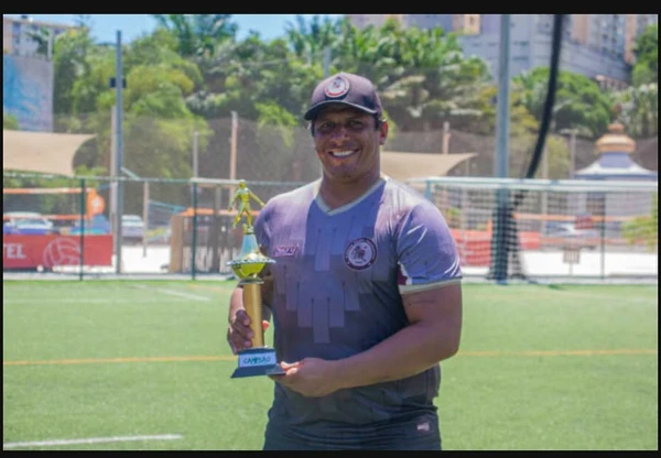 Uelliton aparece com alguns quilinhos a mais por Divulgação