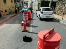 Imagem - Buraco altera trânsito e provoca lentidão na Avenida Cardeal da Silva