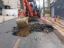 Imagem - Secretaria inicia obra para fechar buraco na Cardeal da Silva; trecho segue bloqueado