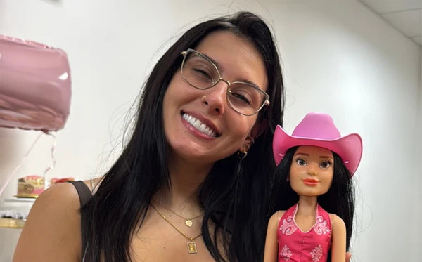 Boneca oficial da cantora Ana Castela