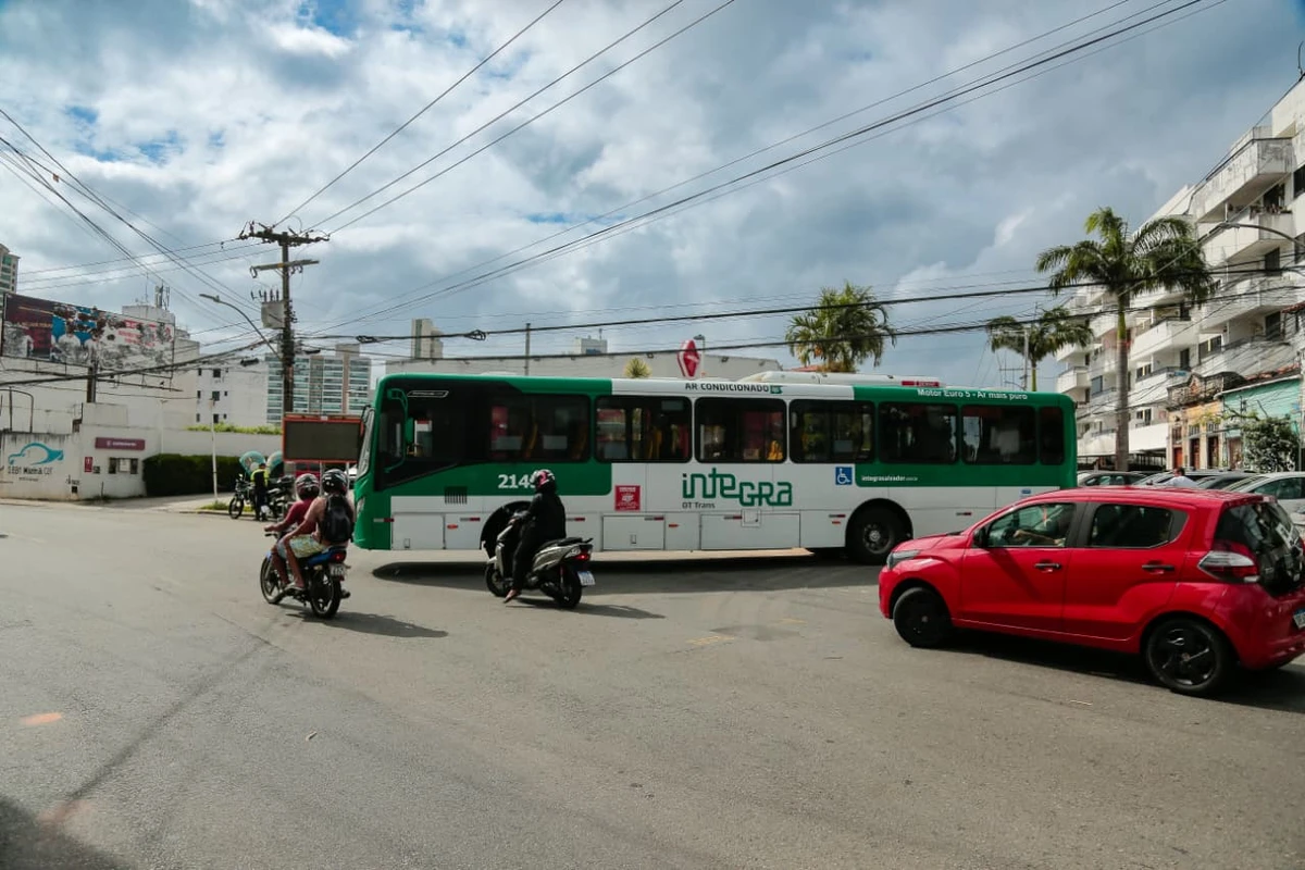 Buraco na  Avenida Cardeal da Silva por Arisson Marinho/COREIO