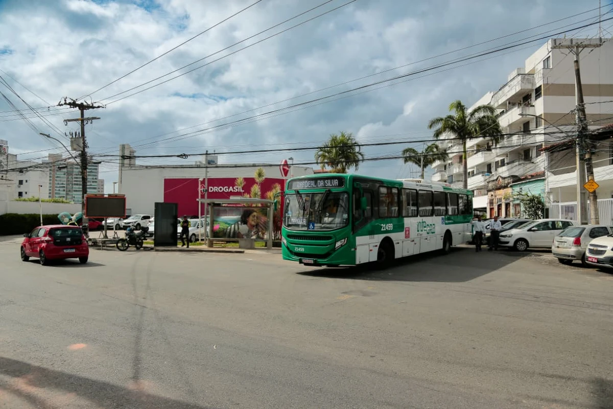 Buraco na  Avenida Cardeal da Silva por Arisson Marinho/COREIO