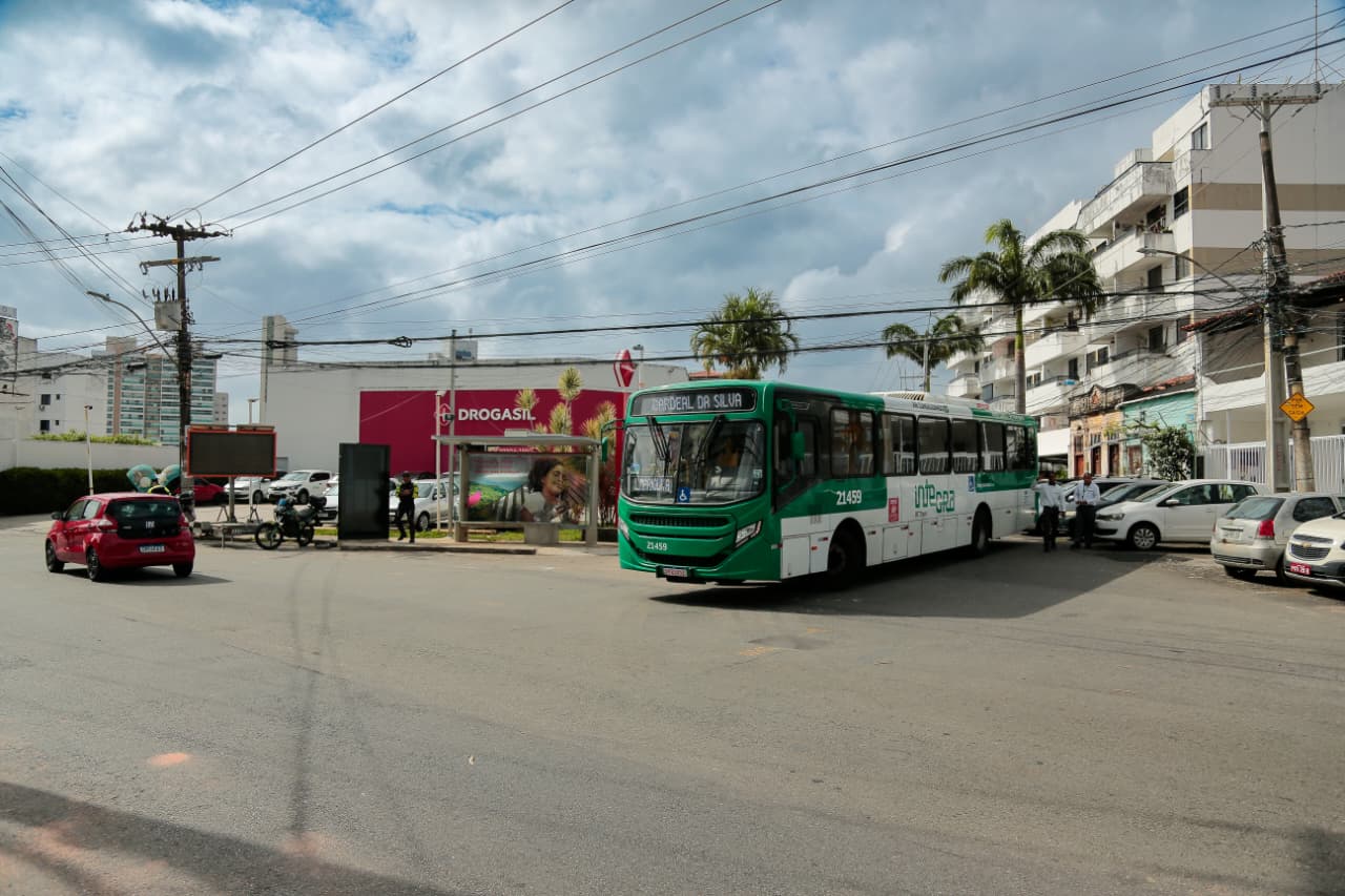 Buraco na  Avenida Cardeal da Silva por Arisson Marinho/COREIO