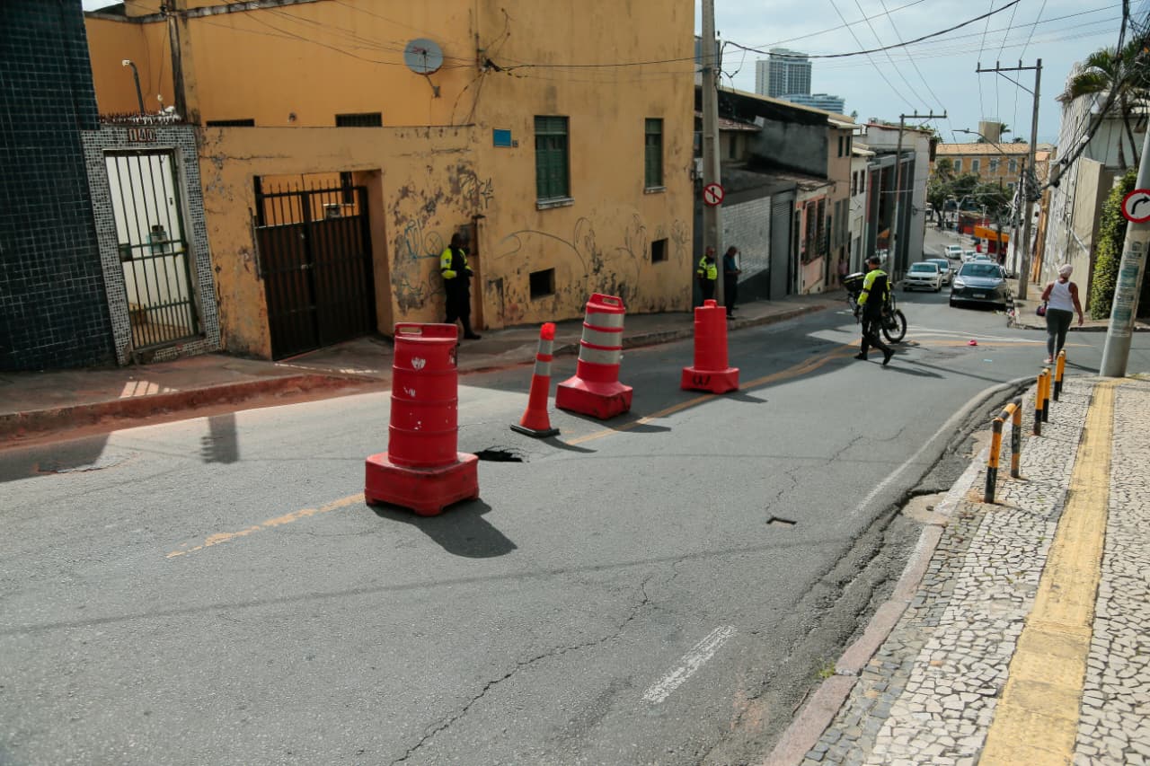 Buraco na  Avenida Cardeal da Silva por Arisson Marinho/COREIO