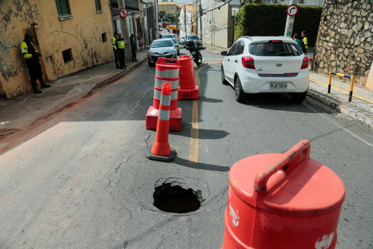Buraco na Cardeal da Silva por Arisson Marinho/CORREIO