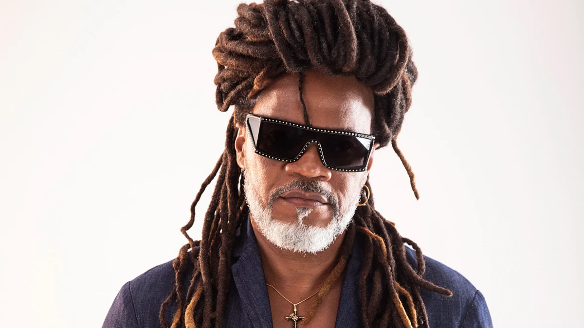  Carlinhos Brown faz show gratuito no Farol da Barra em 8 de dezembro