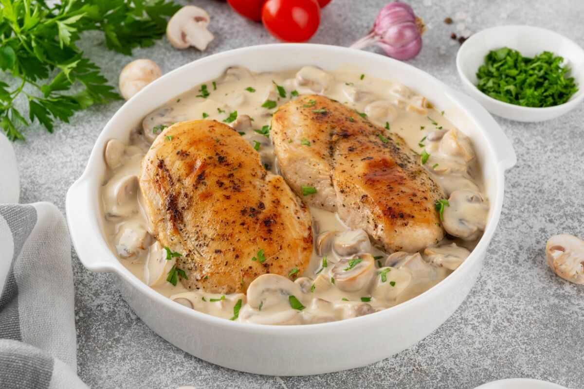 Frango com molho cremoso de cogumelos (Imagem: irina2511 | Shutterstock) 