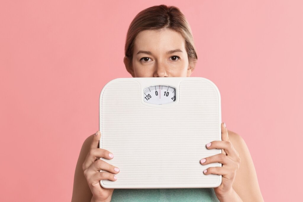 Manter o peso adequado costuma proporcionar um alívio significativo dos sintomas de refluxo (Imagem: New Africa | Shutterstock)