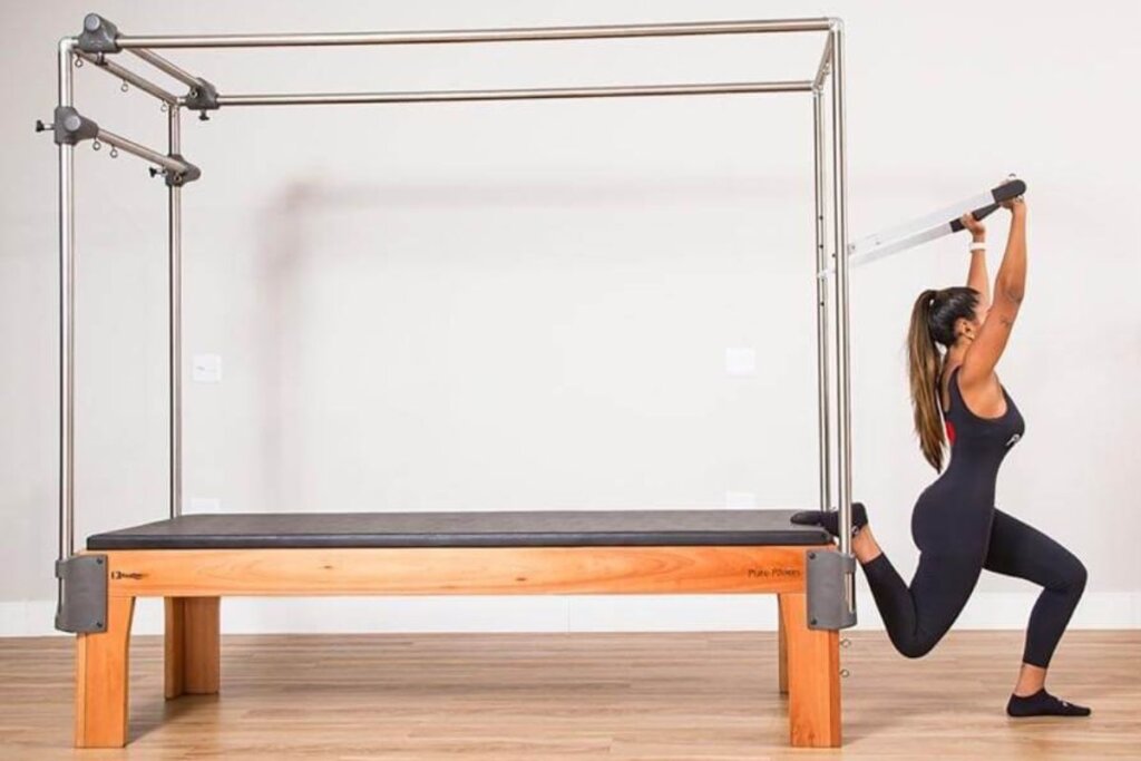 O agachamento afundo fortalece os glúteos (Imagem: Divulgação | Pure Pilates)