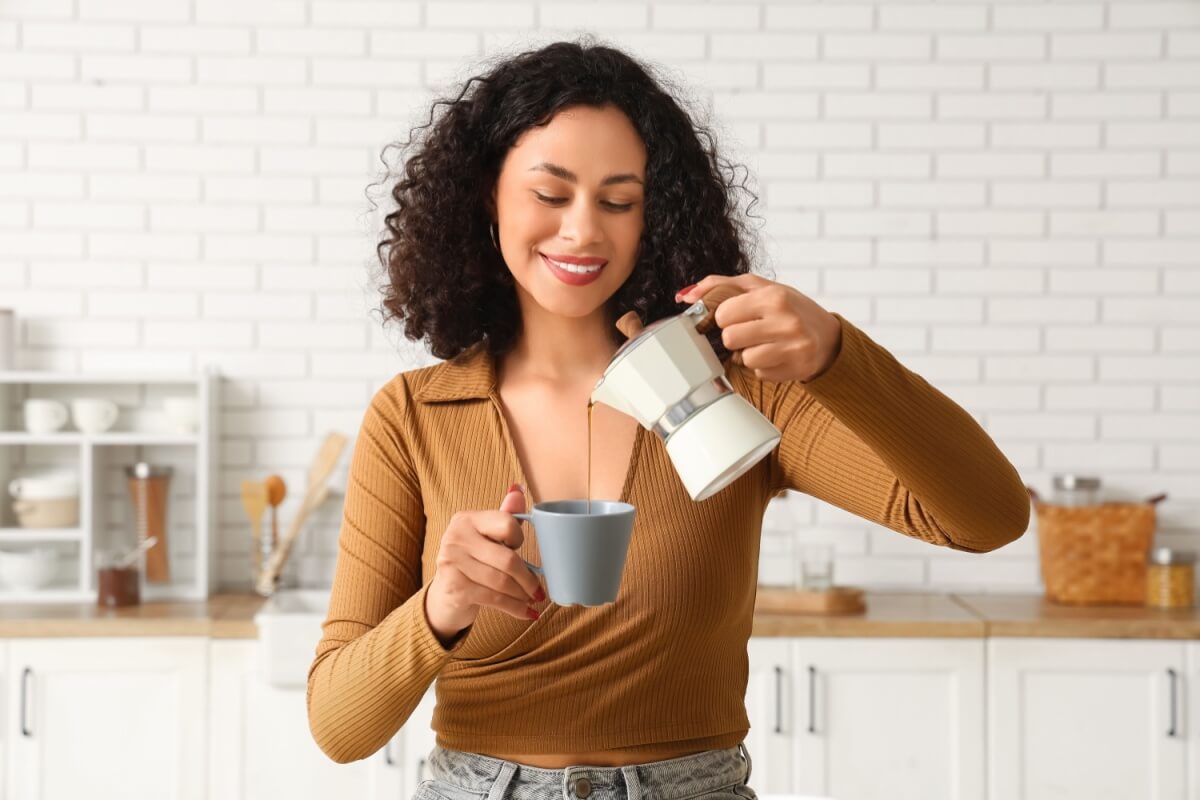 O consumo excessivo de café pode prejudicar a saúde (Imagem: Pixel-Shot | Shutterstock)