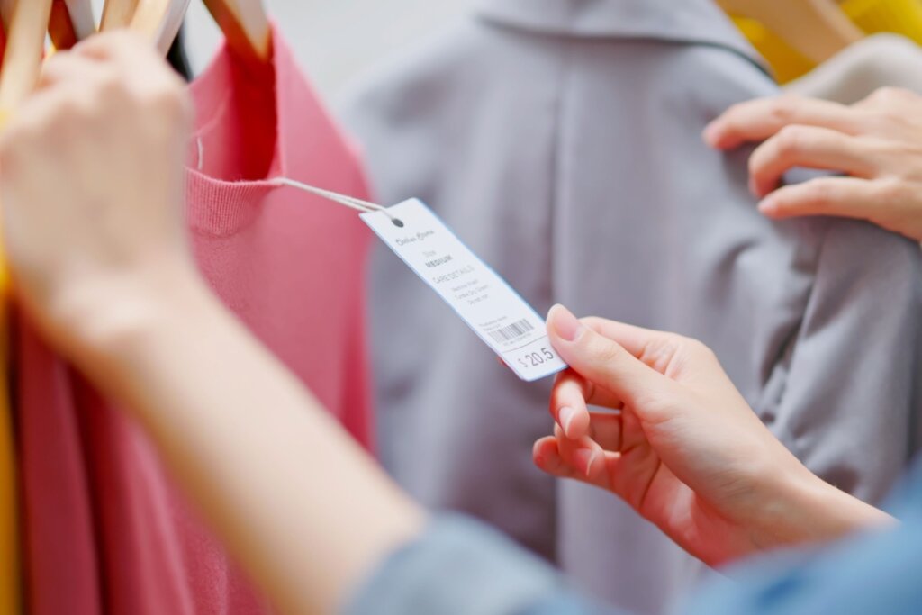 Para aumentar o faturamento, é essencial equilibrar preço e volume de vendas (Imagem: aslysun | Shutterstock)