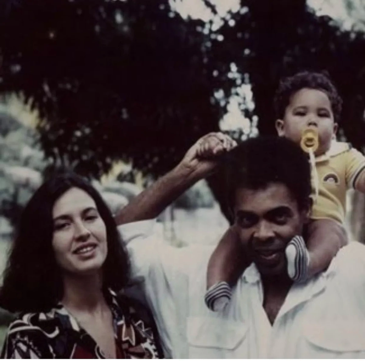 Flora Gil e Gilberto Gil com o primeiro filho que tiveram juntos, Bem  por Arquivo Pessoal 