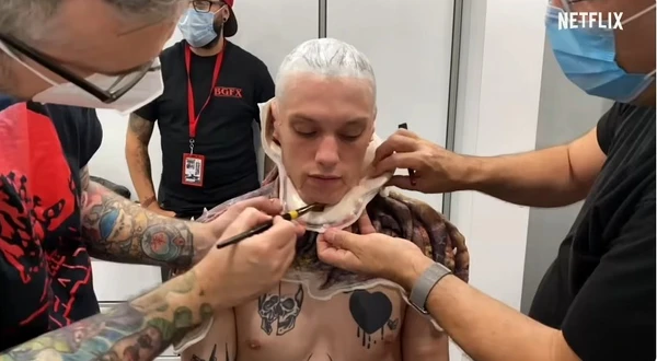 Jamie Campbell Bower passava oito horas sentado para a caracterização de Vecna por Netflix/Reprodução