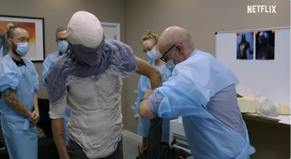 Jamie Campbell Bower e Barrie Gower por Netflix/Reprodução