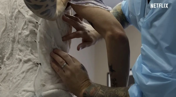 Jamie Campbell Bower se prepara para dar vida a Vecna por Netflix/Reprodução