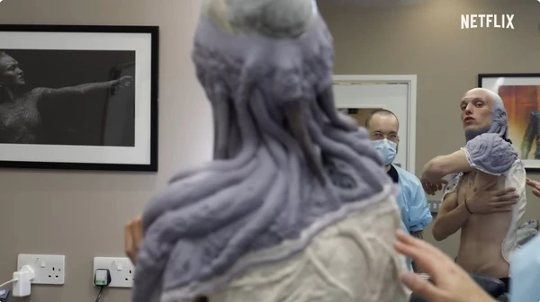 Efeitos especiais foram pensados pelo maquiador Barrie Gower, conhecido pelo trabalho em Game of Thrones, The Last of Us e Doutor Estranho no Multiverso da Loucura por Netflix/Reprodução