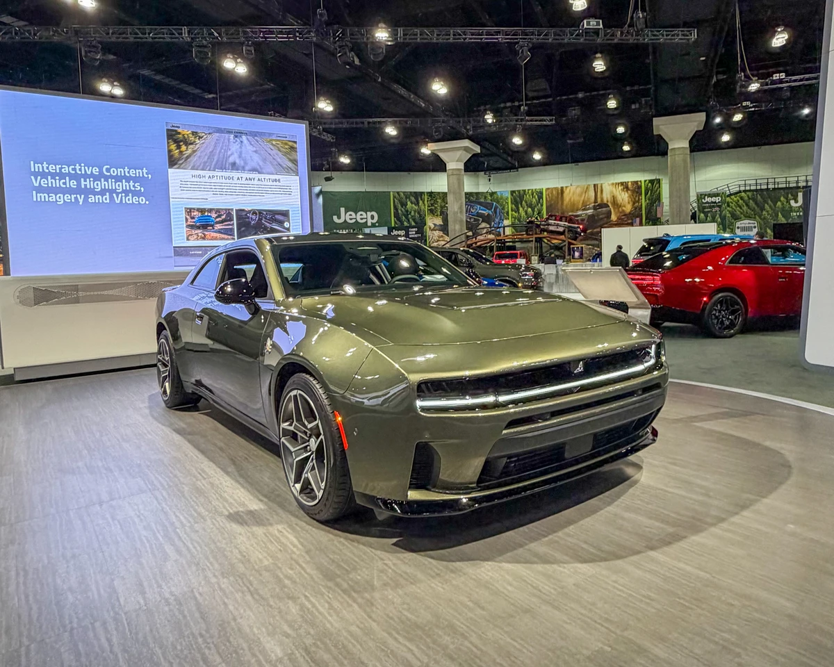 O Dodge Charger voltou a oferecer motor a gasolina  por Antônio Meira Jr. 