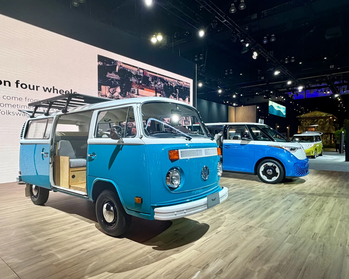 Uma Kombi que resistiu a um grande incêndio foi restaurada e brilhou ao lado da ID.Buzz por Antônio Meira Jr.