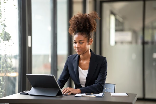 O MOVER abriu a última chamada de 2025 para o programa Mover Mundo Idiomas, oferecendo bolsas integrais para pessoas negras em cursos online