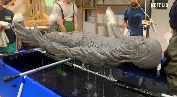 Prótese de Vecna feita a partir das proporções de Jamie por Netflix/Reprodução