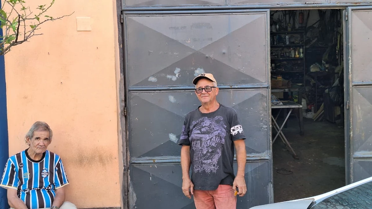 Adalberto Oliveira (à direita) não pensa em vender a casa onde mora há mais de 50 anos  por Maysa Polcri/CORREIO