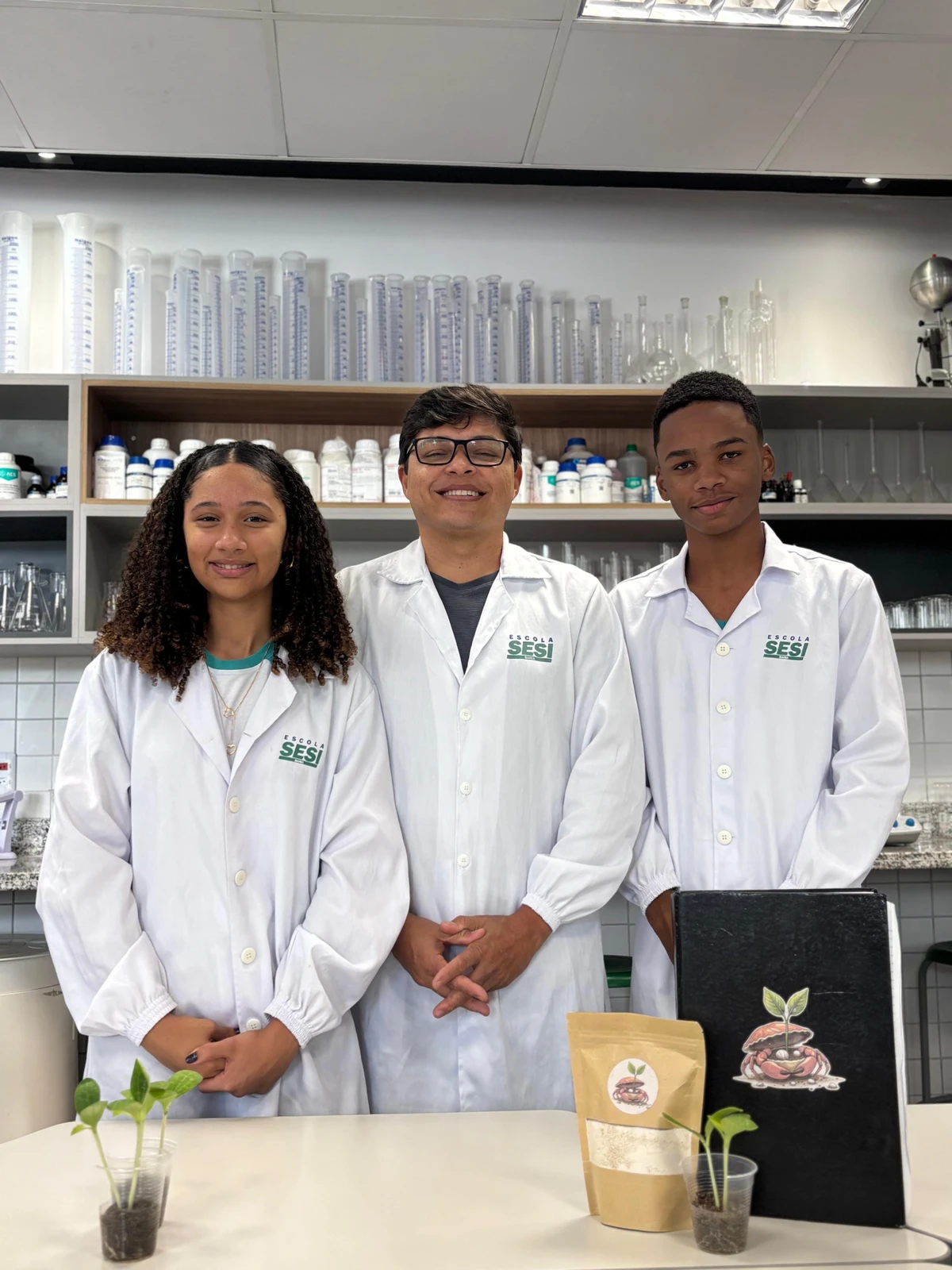  Ana Cecília Assis, professor Glauber Guimarães e Nicolas Yudi por  Divulgação/Arquivo Pessoa