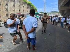 Imagem - Protesto por morte de motociclista termina em confusão após PM atirar bombas contras familiares de jovem
