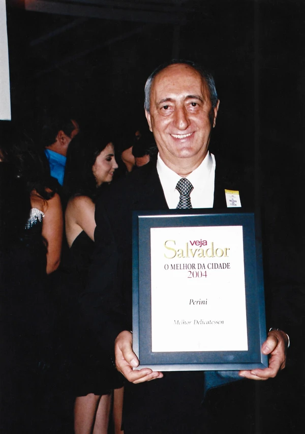 Pepe Faro recebe o reconhecimento da Veja Salvador pela qualidade dos produtos vendidos na Perini por Divulgação Acervo Pessoal 