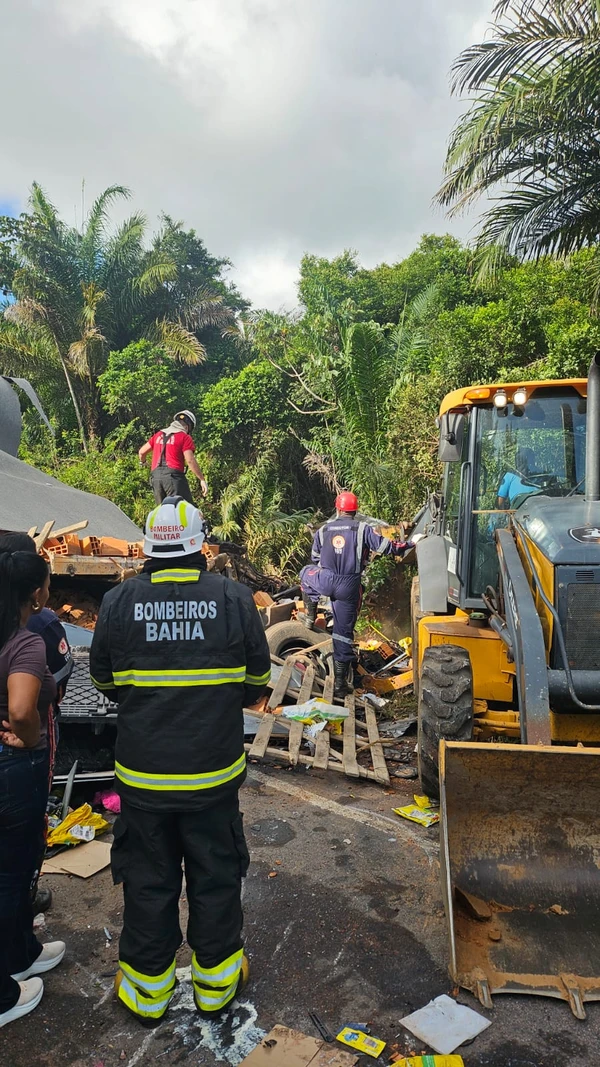 Acidente na BA-093 por Divulgação/ Corpo de Bombeiros