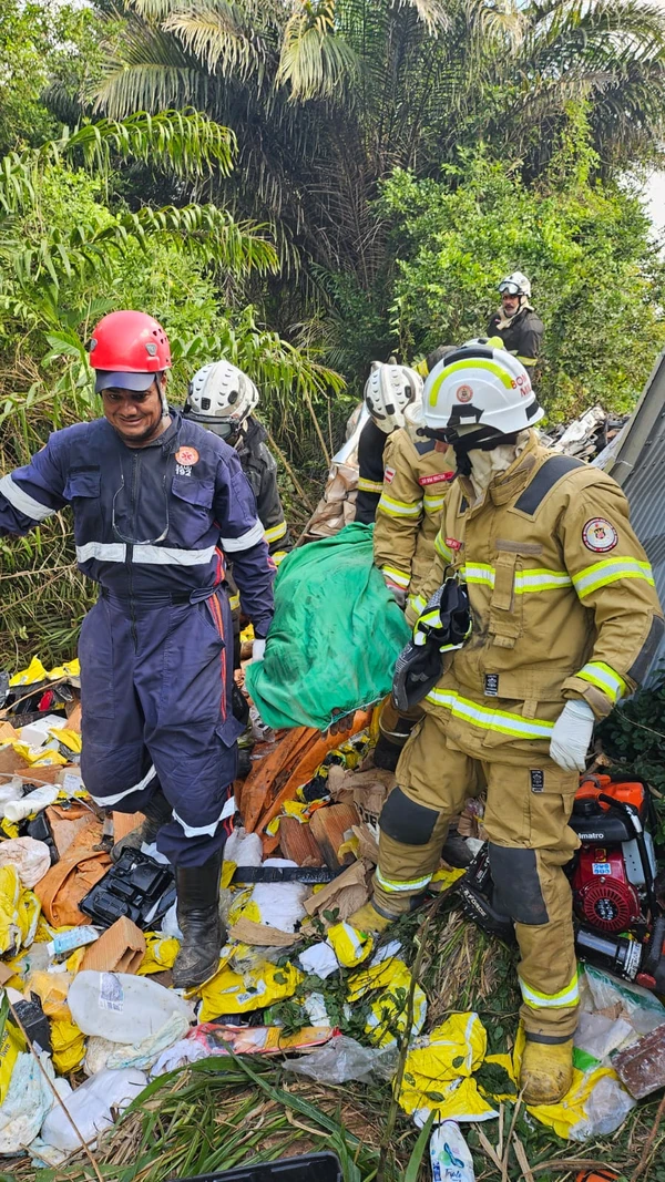 Acidente na BA-093 por Divulgação/ Corpo de Bombeiros