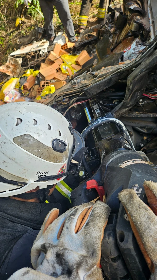 Acidente na BA-093 por Divulgação/ Corpo de Bombeiros