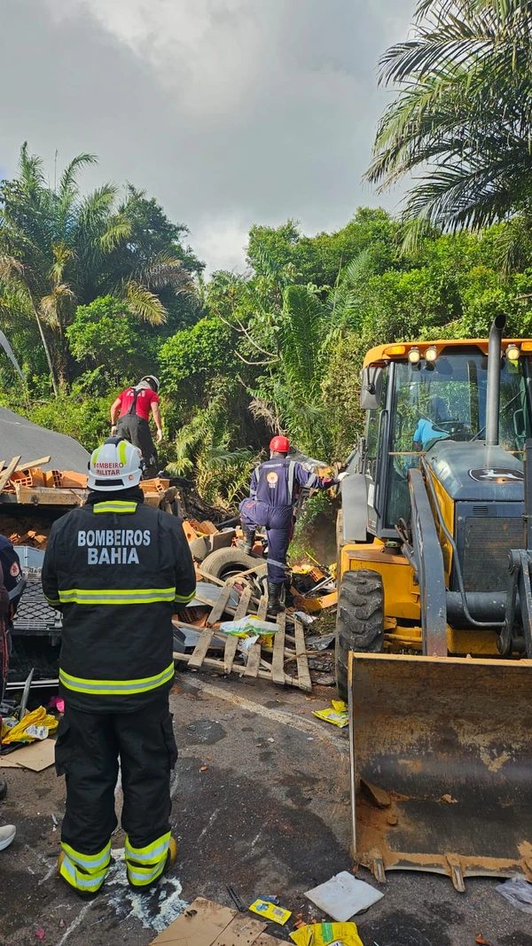Acidente na BA-093 por Divulgação/ Corpo de Bombeiros
