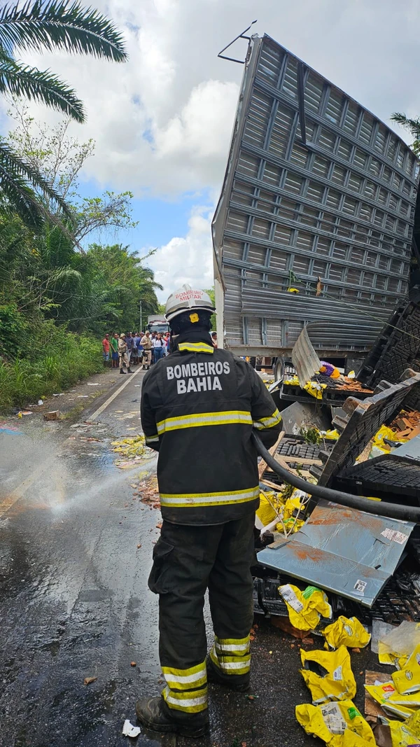 Acidente na BA-093 por Divulgação/ Corpo de Bombeiros
