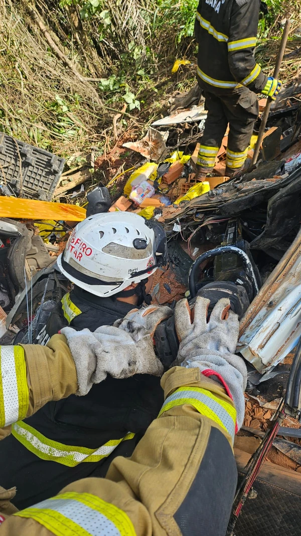 Acidente na BA-093 por Divulgação/ Corpo de Bombeiros