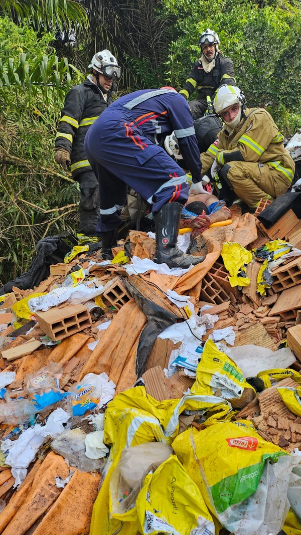 Acidente na BA-093 por Divulgação/ Corpo de Bombeiros