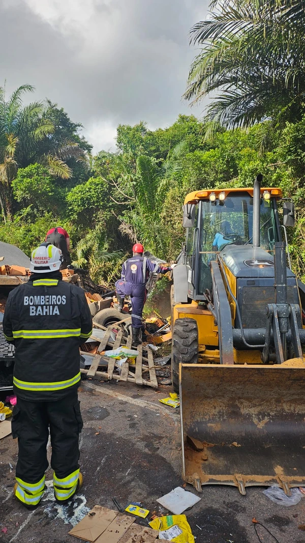 Acidente na BA-093 por Divulgação/ Corpo de Bombeiros