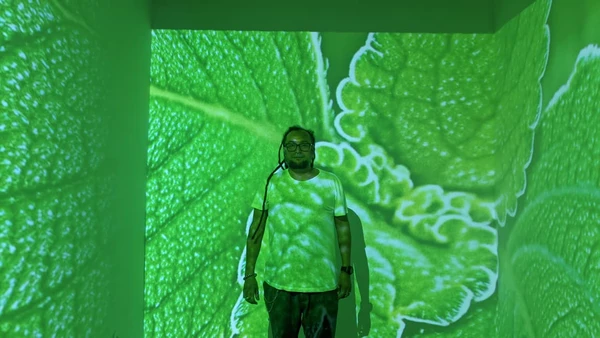 Artista visual VJ Gabiru foi responsável pela criação da sala imersiva com xirê para Mãe Stella  por Larissa Almeida/CORREIO