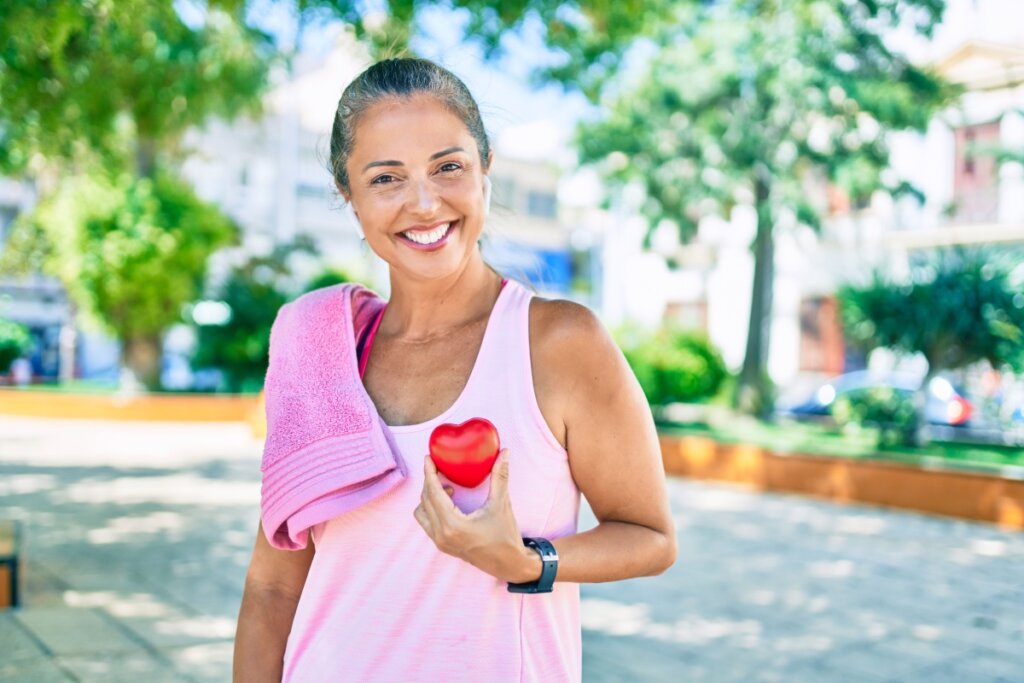 Cuidar da saúde cardiovascular é essencial para evitar riscos de doenças do coração, maiores quando o estrogênio diminui (Imagem: Krakenimages.com | Shutterstock)