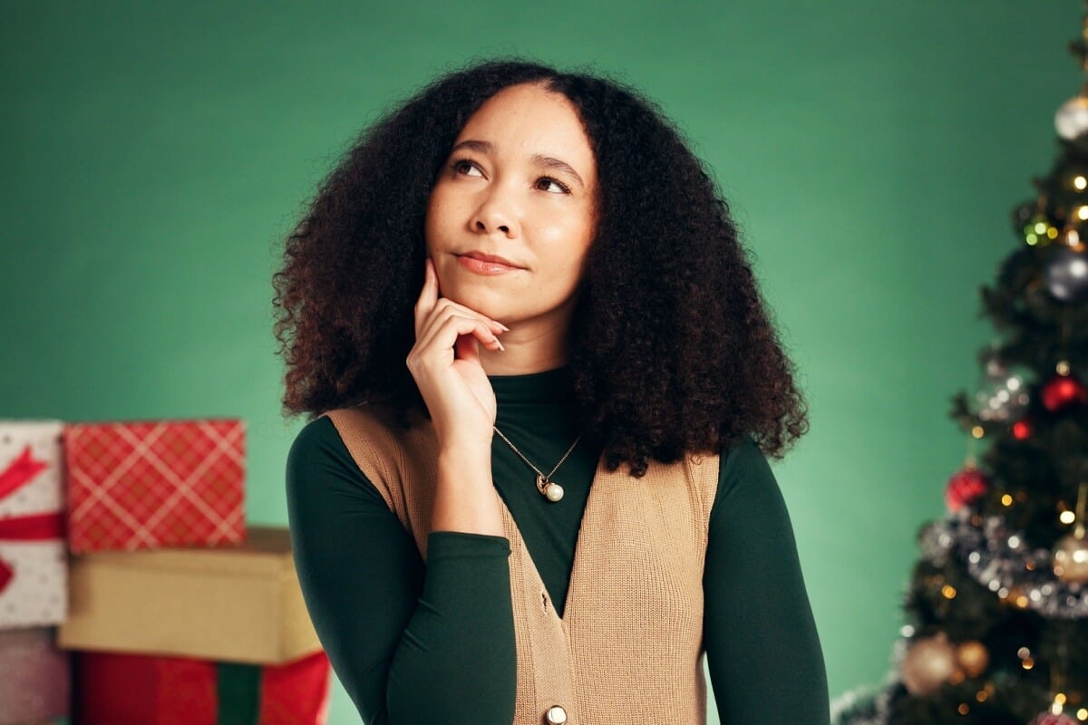 Práticas simples ajudam a cuidar da saúde mental e cultivar bem-estar emocional durante o período das festas de fim de ano (Imagem: PeopleImages | Shutterstock) 