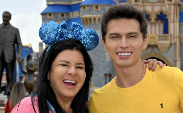 Filho adotivo de Mara e Gabriel, roubou a cena em registros da família antes do divórcio