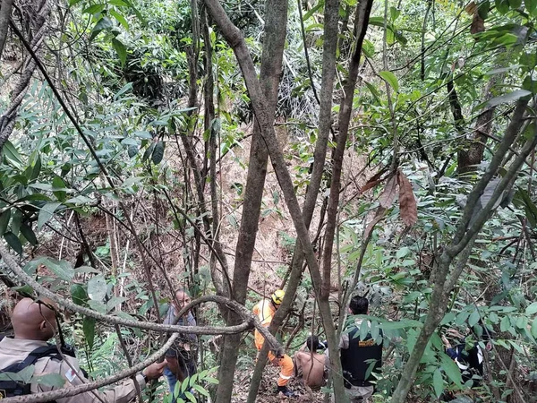 Homem fica preso por quatro dias em 'buraco' de 50m de profundidade e é resgatado com vida