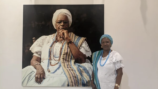 Mãe Ana de Xangô ao lado do retrato de Mãe Stella de Oxóssi por Larissa Almeida/CORREIO