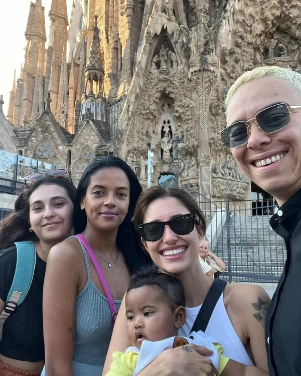 Maria Gadu com a mulher, Ana Paula Popi, a filha, Alice e família  por Reprodução/Redes Sociais 