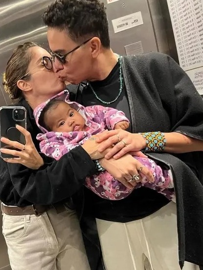 Maria Gadu com a mulher, Ana Paula Popi, e a filha, Alice por Reprodução/Redes Sociais 